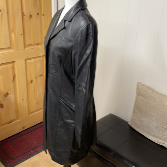 Danier genuine leather woman’s coat. - Picture 5 of 12